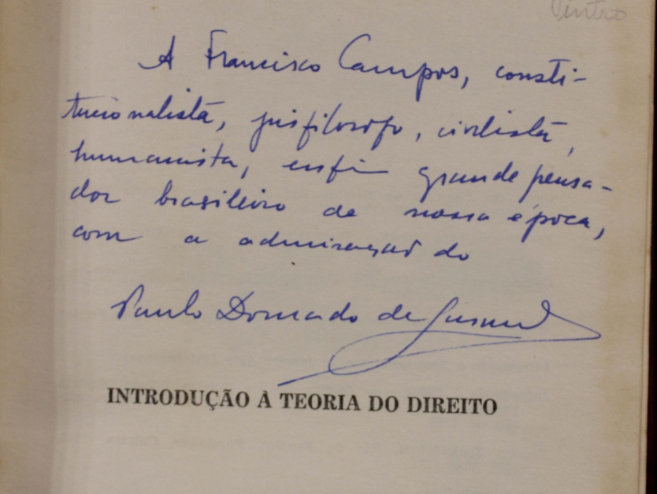 PGE realiza exposição de preciosidades da Coleção Francisco Campos